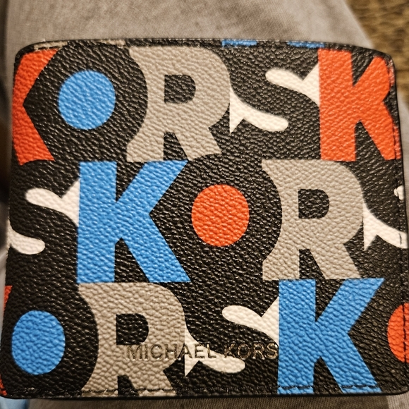 Michral Kors - Picture 1 of 5